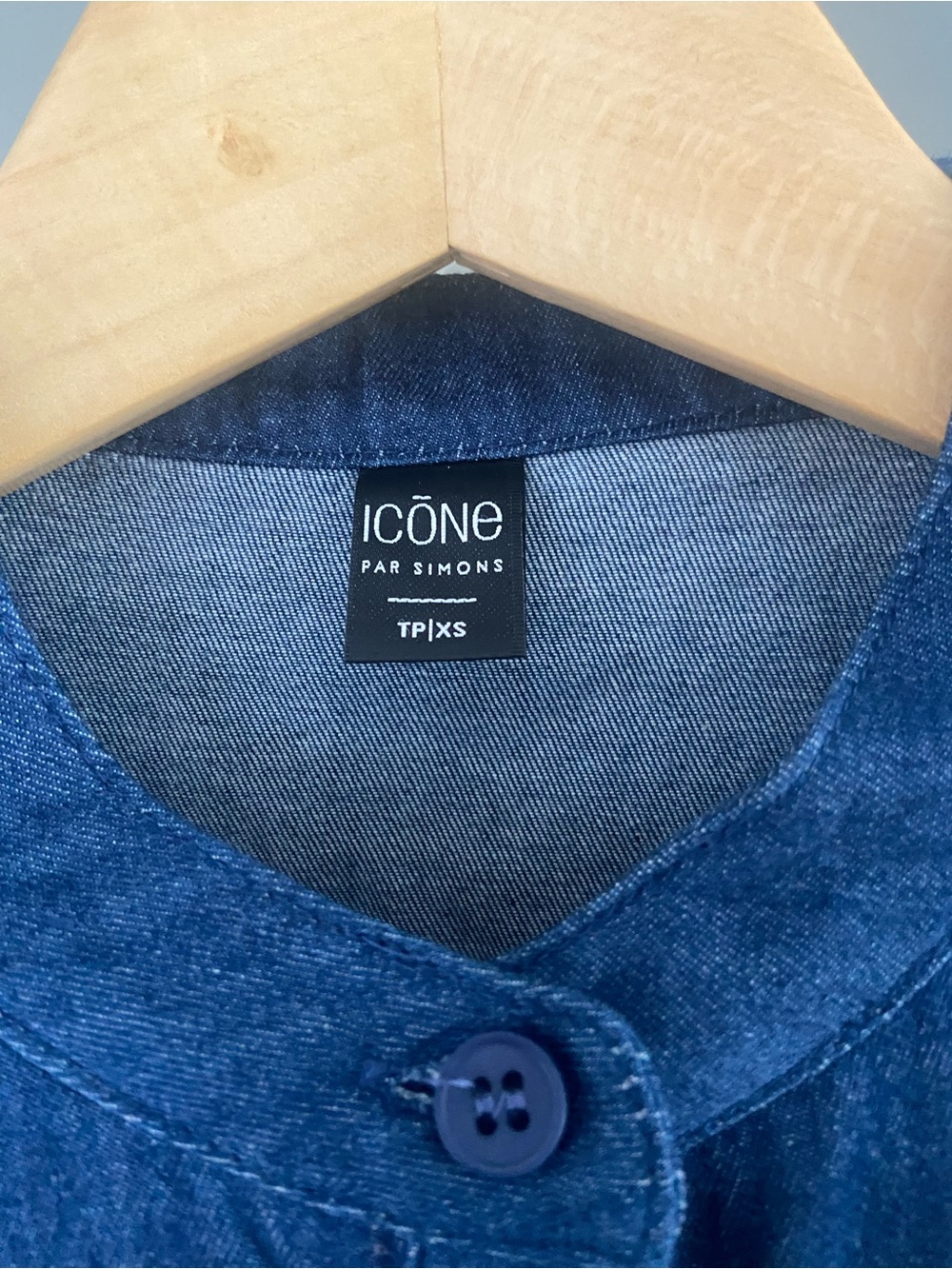 SIMONS ICÔNE Denim Ruffle Blouse XS Chambray Blue 100% Cotton Button Up EUC - Picture 4 of 9